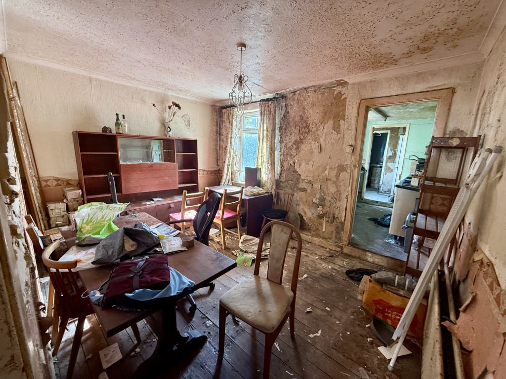 Lot: 169 - MID-TERRACE HOUSE FOR REFURBISHMENT - Dining room